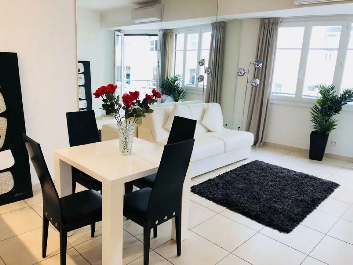 O Palais Des Iles Two Bedroom Cannes Apartment